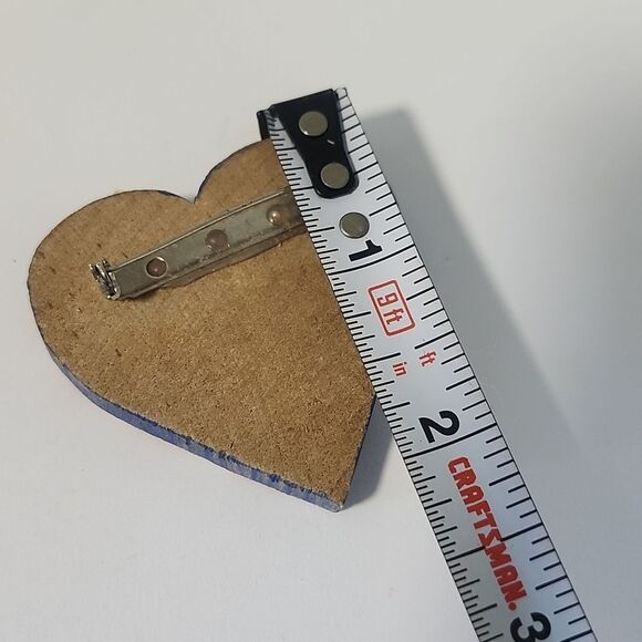 Heart-Shaped American Flag Brooch - Picture 4 of 4